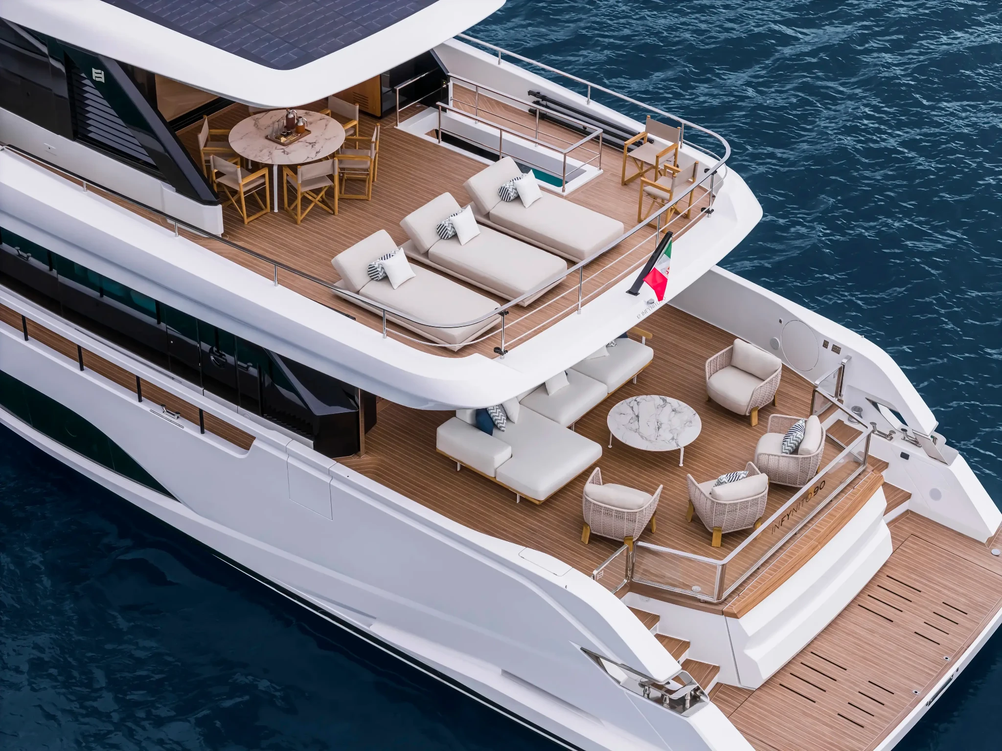 Ferretti INFYNITO 90 teak güvertesi ve oturma alanları