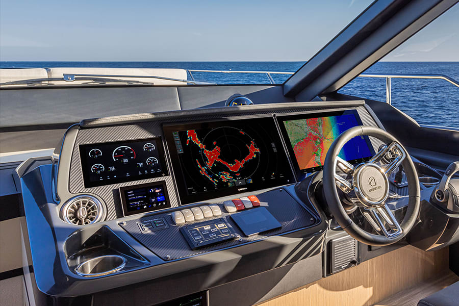 Garmin seyir ekranları bulunan modern köprüüstü